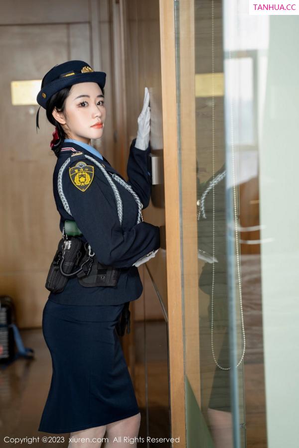   [XiuRen]高清写真图 2023.03.30 No.6497 汐汐爱吃草莓 制服美臀第13张图片